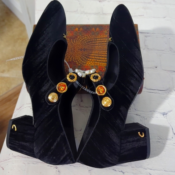 Circus by Sam Edelman Black Heels with Gold and Orange Accents - Picture 6 of 7